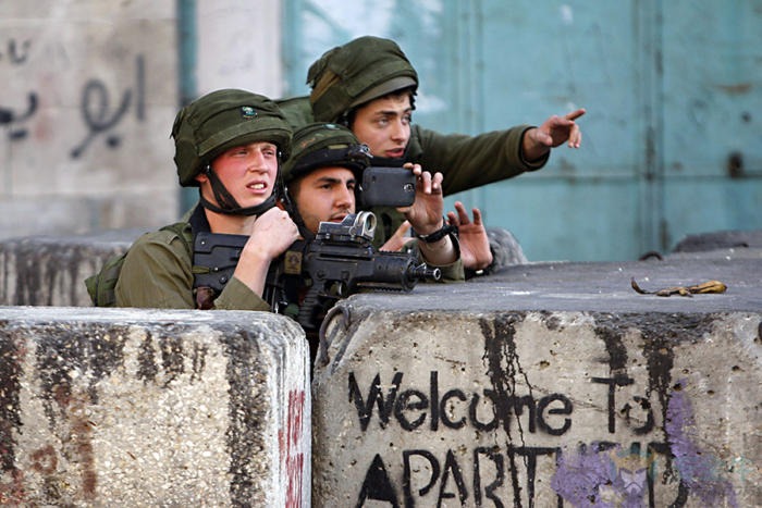 israeli_soldiers_phone-100709482-large
